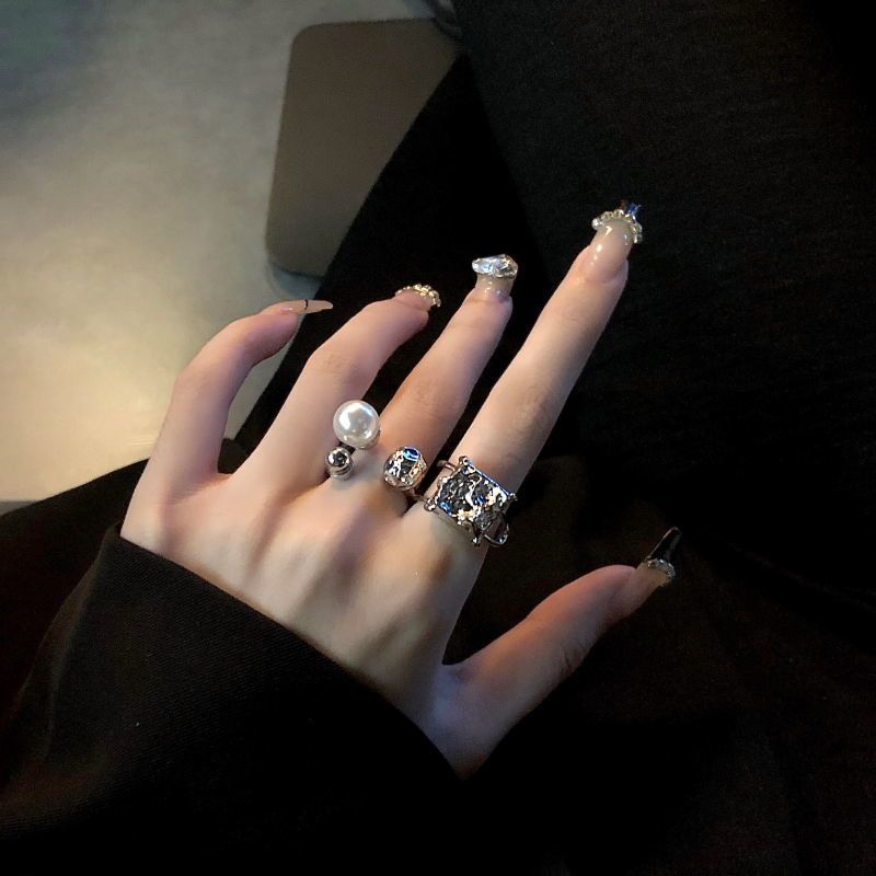 Women's Fashion Temperament Pleated Irregular Ring