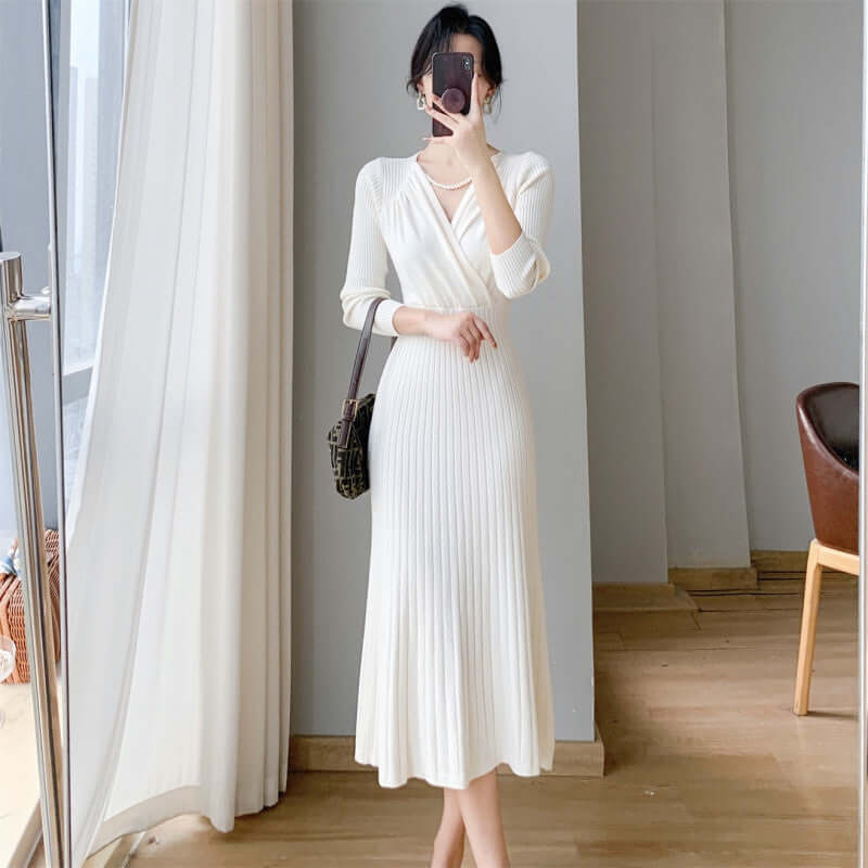 French Retro Pearl Chain Knitted Dress - Product information: Pattern: solid color Color: blue, white-apricot, red, black Waist Type: Mid waist Size: S,M,L,XL Popular elements: Three-dimensional decoration chain Style: pullover Main fabric composition: Po