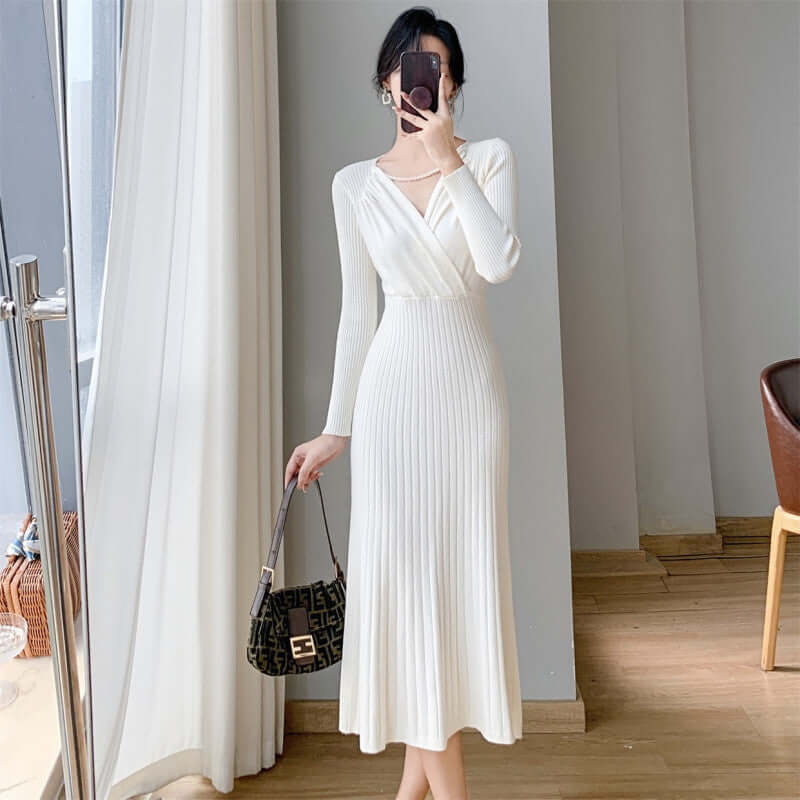 French Retro Pearl Chain Knitted Dress - Product information: Pattern: solid color Color: blue, white-apricot, red, black Waist Type: Mid waist Size: S,M,L,XL Popular elements: Three-dimensional decoration chain Style: pullover Main fabric composition: Po